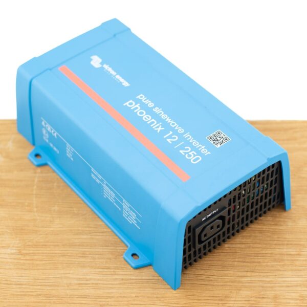 Phoenix 12/250 Omvormer - IEC contactdoos
