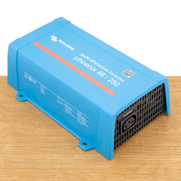 Phoenix 48/250 Omvormer - IEC contactdoos